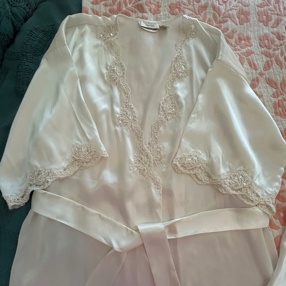 VTG Gold Label Victoria's Secret Satin and Lace Peignoir Set with Tulle Back!!!✨ - Picture 15 of 16